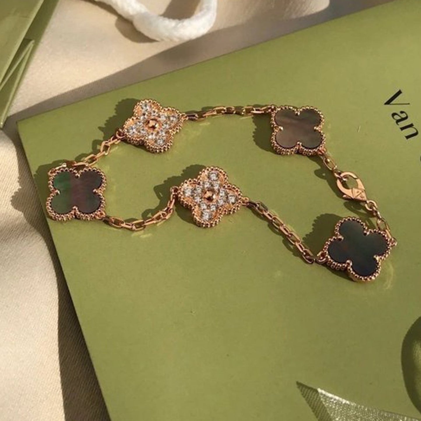 [Glimmer] CLOVER 5 MOTIF GRAY MOP BRACELET COLLECTION