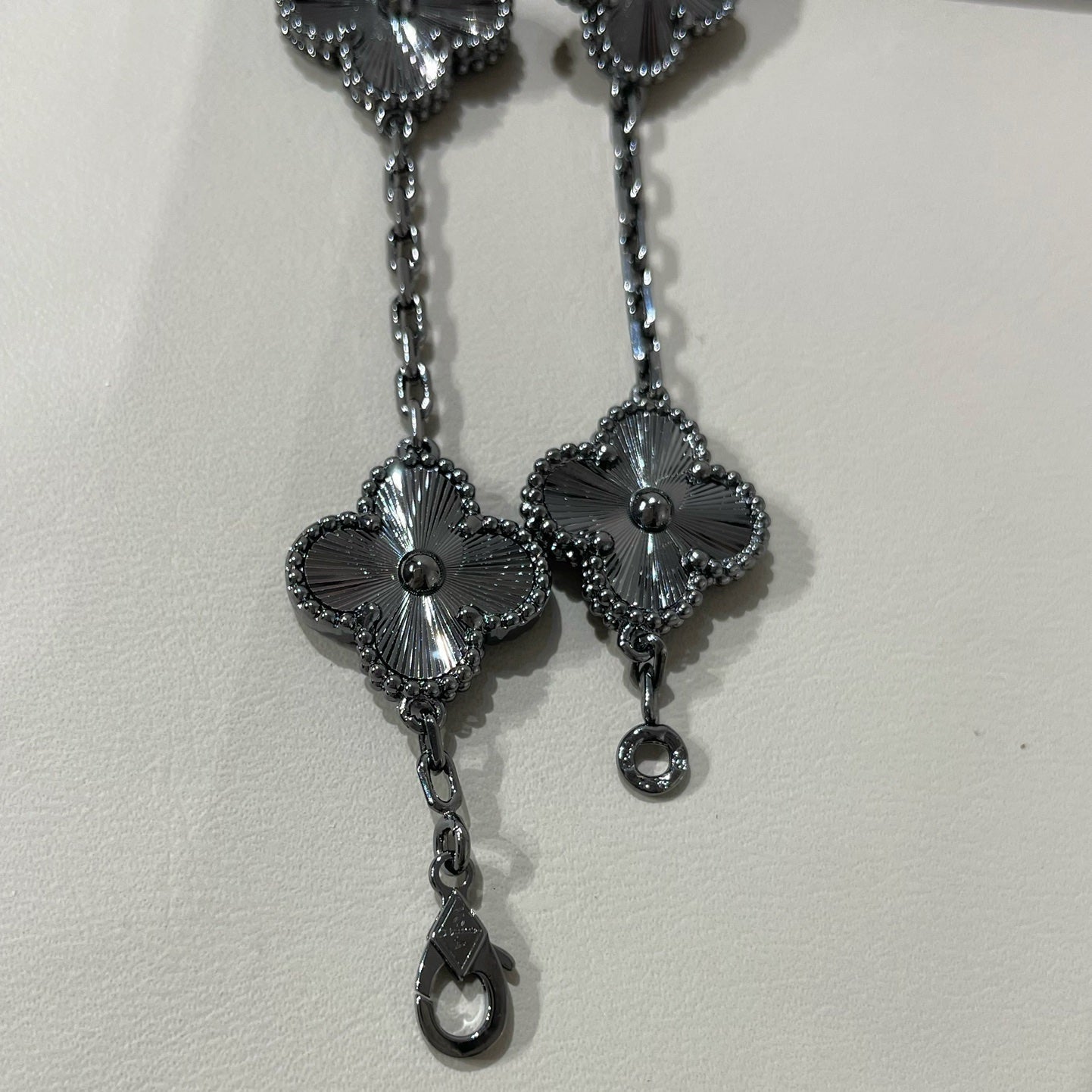 [Glimmer]クローバー 5モチーフ ブラック ブレスレット