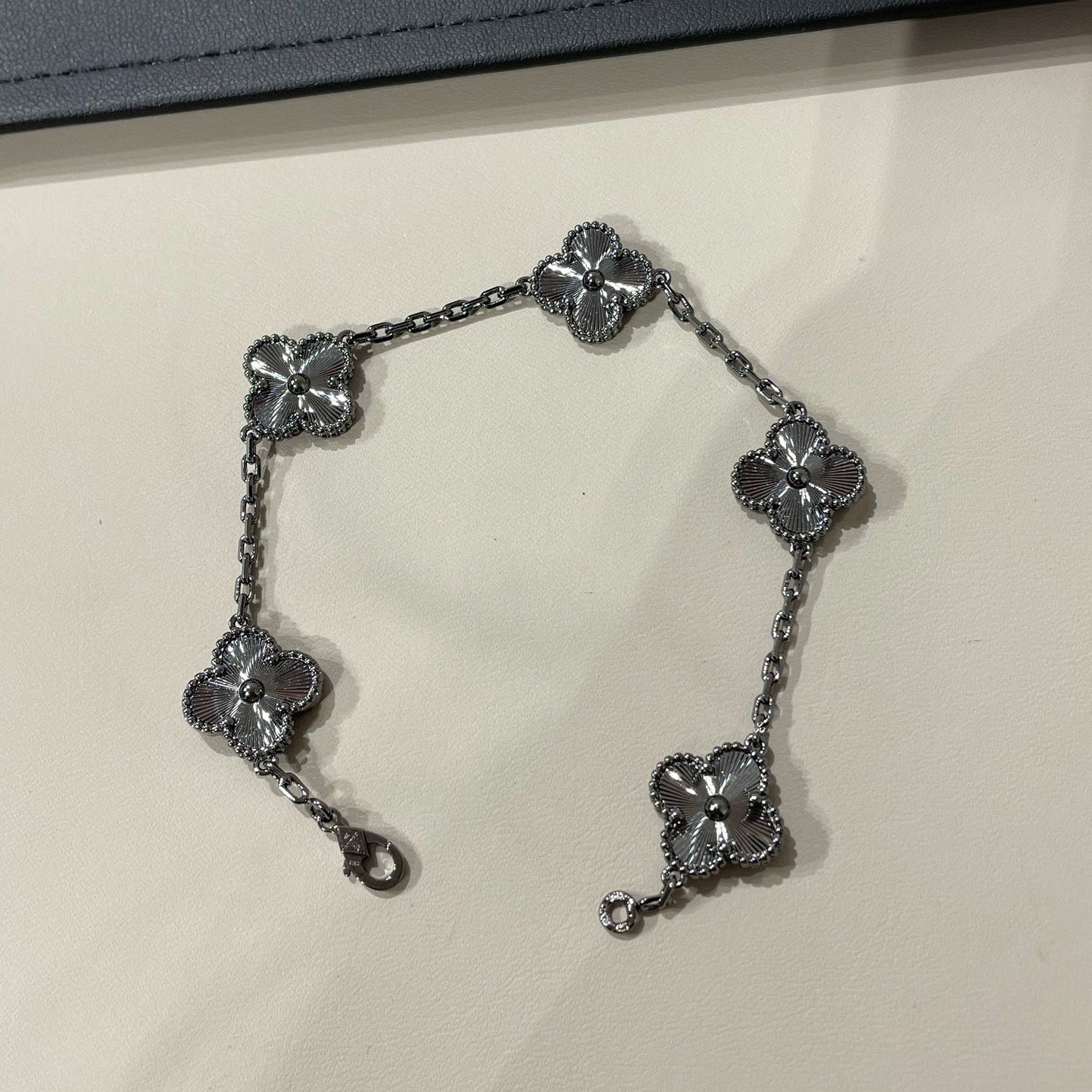 [Glimmer]クローバー 5モチーフ ブラック ブレスレット