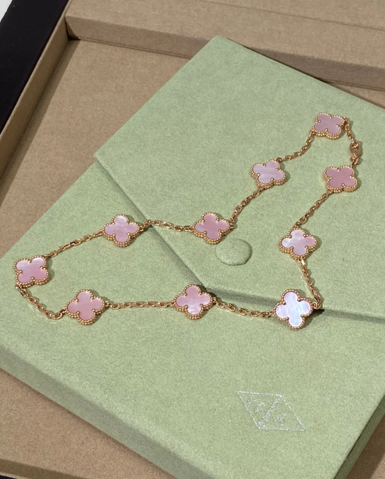 [Glimmer Jewellery] ピンクのネックレス（10連クローバー）