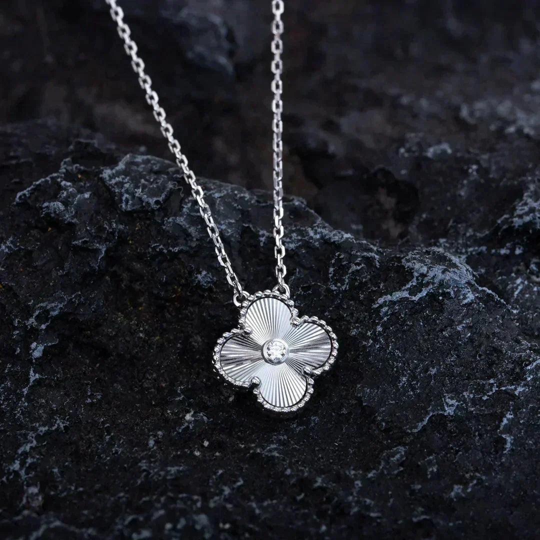 [Glimmer]CLOVER  15MM DIAMOND LASER NECKLACE SILVER