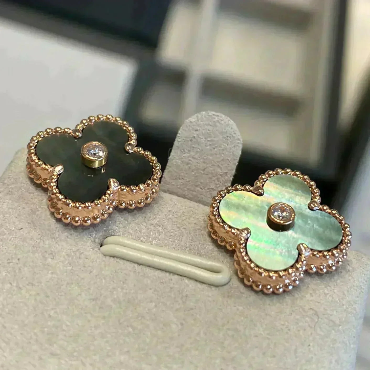 [Glimmer]CLOVER MEDIUM 1 MOTIFS GRAY MOP  DIAMOND EARRINGS
