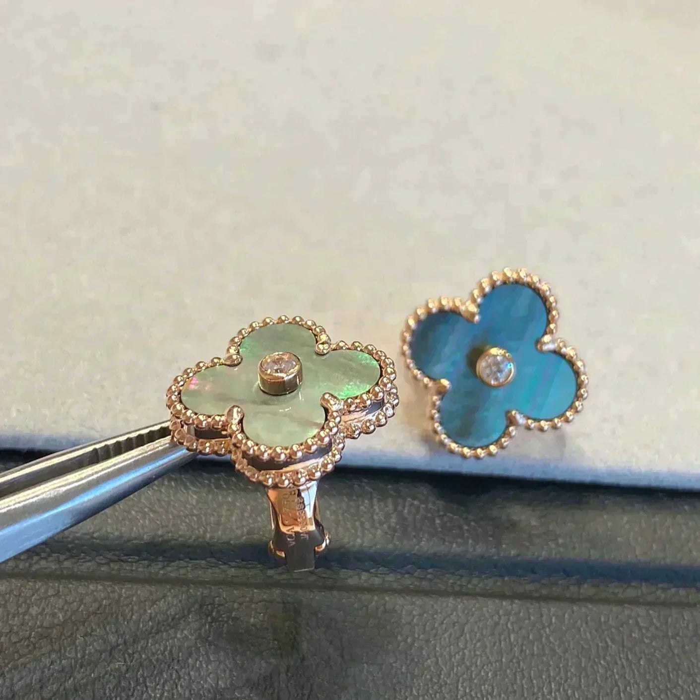 [Glimmer]CLOVER MEDIUM 1 MOTIFS GRAY MOP  DIAMOND EARRINGS