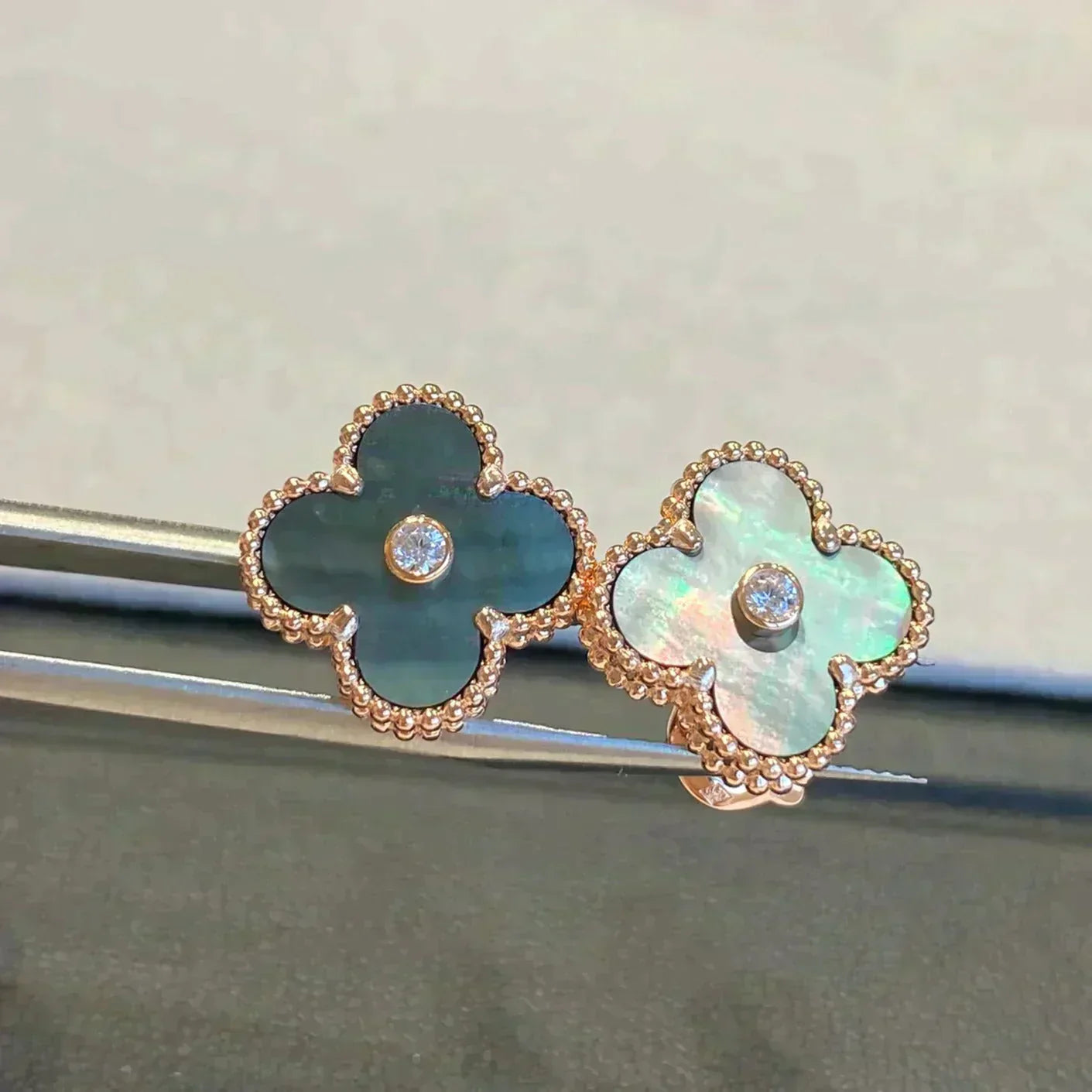 [Glimmer]CLOVER MEDIUM 1 MOTIFS GRAY MOP  DIAMOND EARRINGS