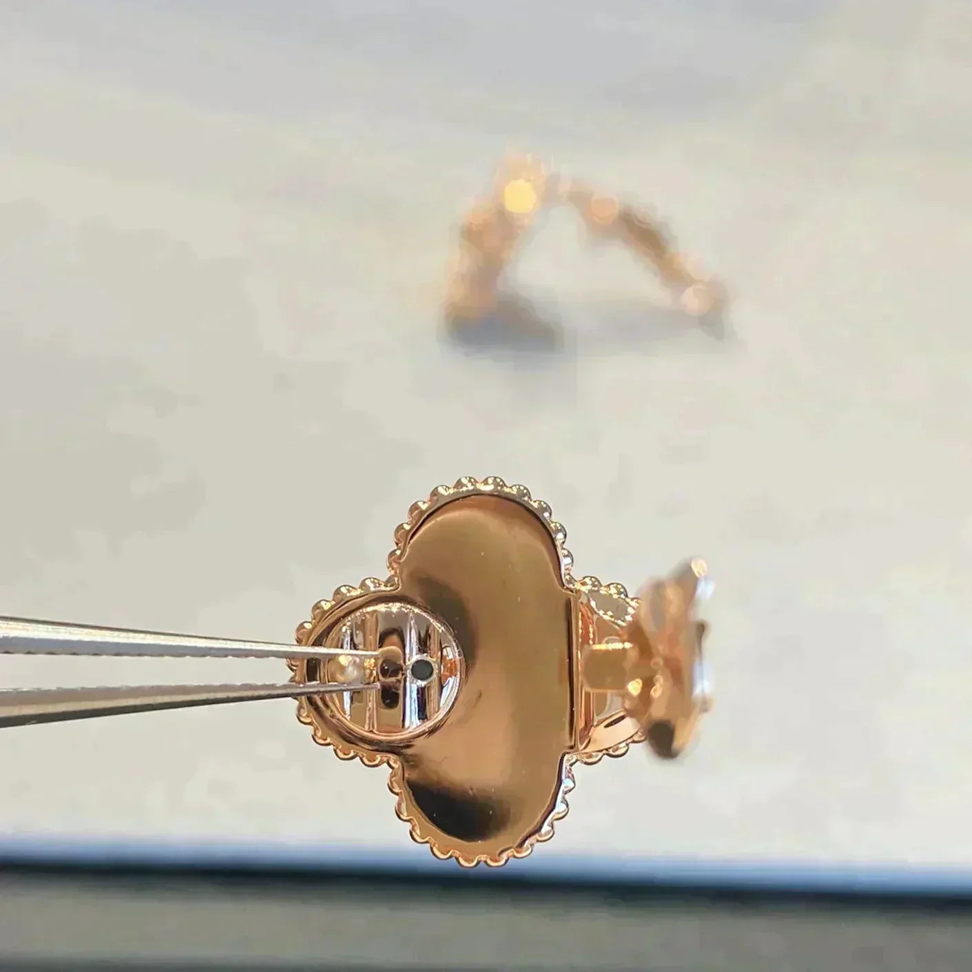 [Glimmer]CLOVER MEDIUM 1 MOTIFS GRAY MOP  DIAMOND EARRINGS