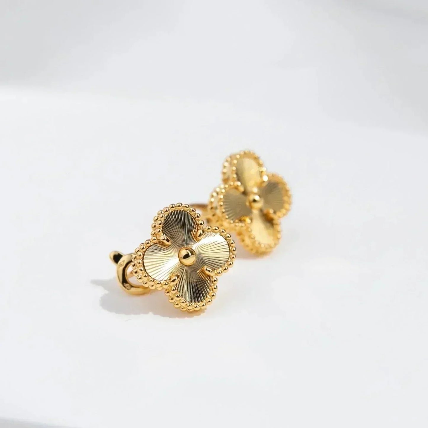 [Glimmer]CLOVER MEDIUM 1 MOTIFS LASER EARRINGS