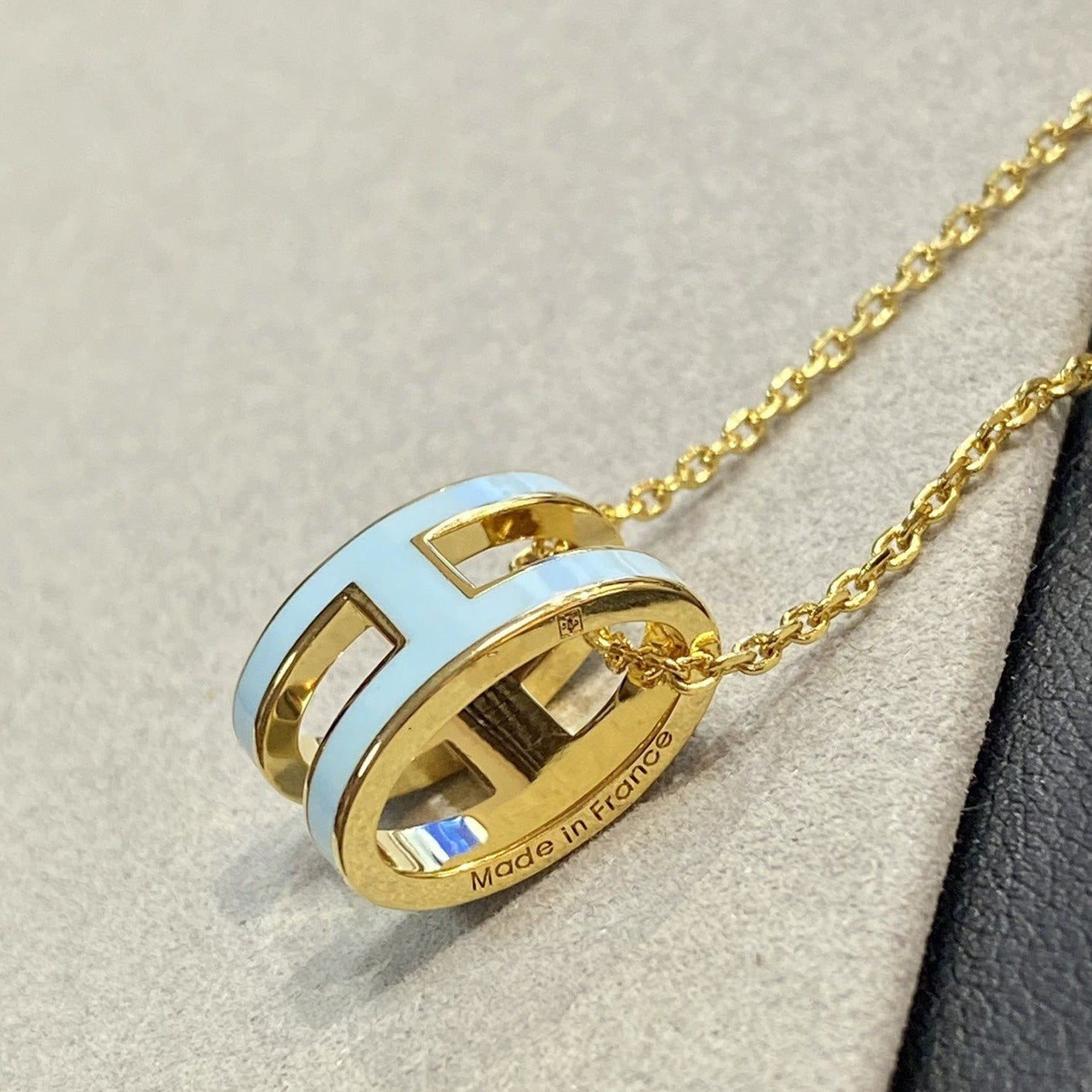 [Glimmer]POP H LIGHT BLUE NECKLACE