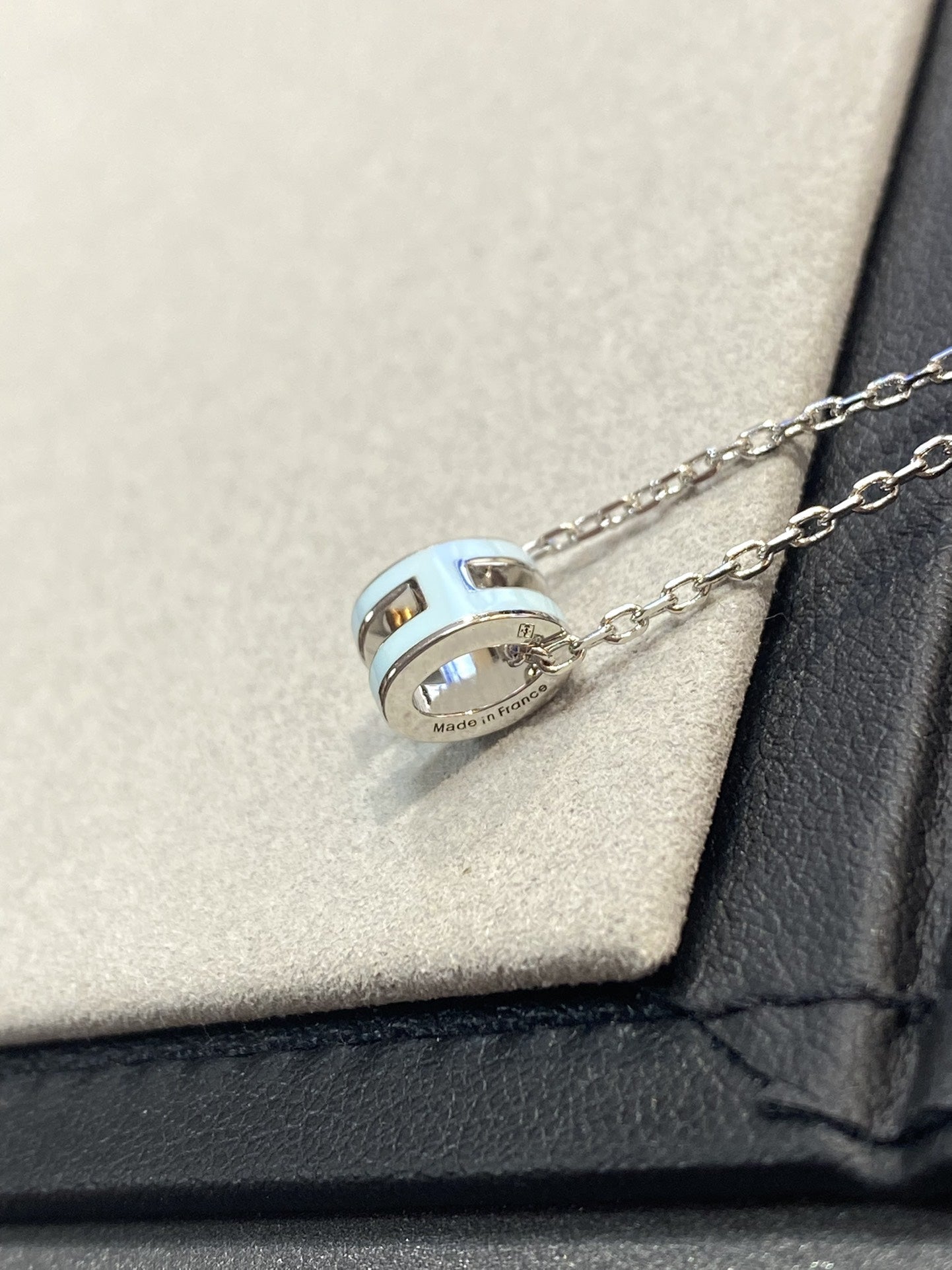 [Glimmer]POP H LIGHT BLUE NECKLACE