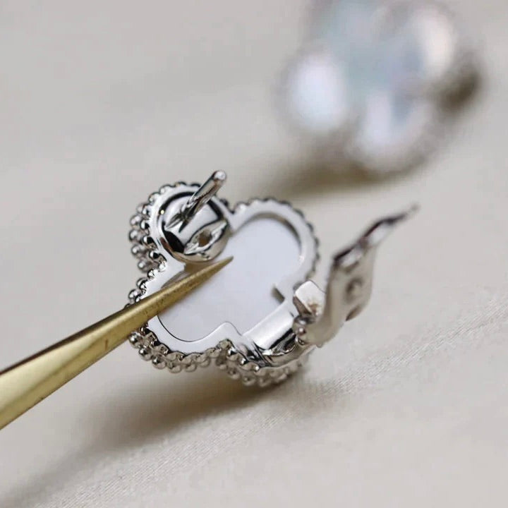 [Glimmer]CLOVER MEDIUM 1 MOTIFS  WHITE MOP EARRINGS SILVER
