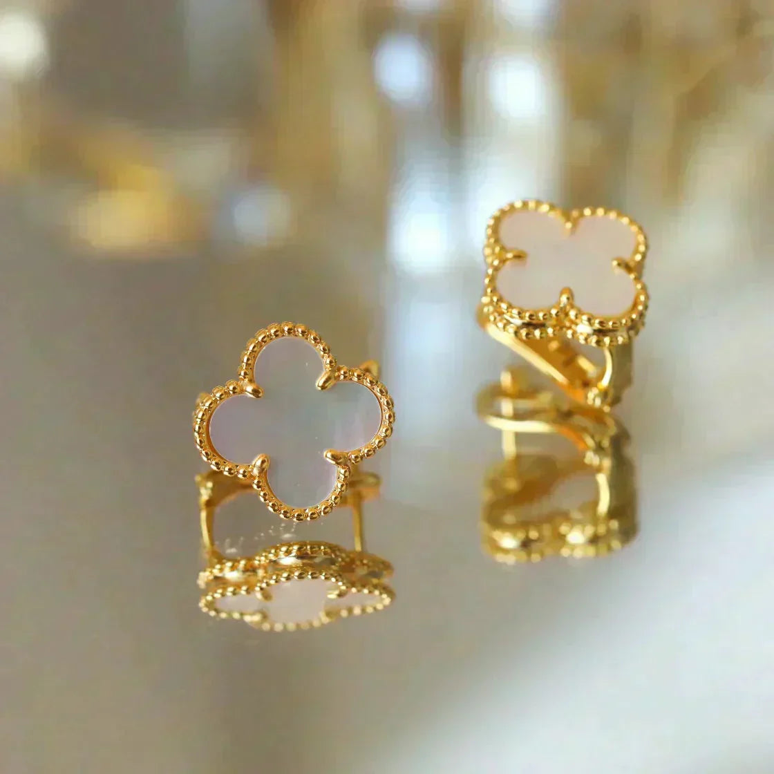 [Glimmer]CLOVER MEDIUM 1 MOTIFS  WHITE MOP STUD EARRINGS