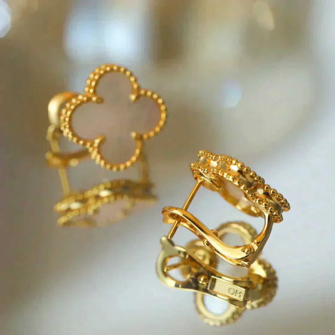 [Glimmer]CLOVER MEDIUM 1 MOTIFS  WHITE MOP STUD EARRINGS