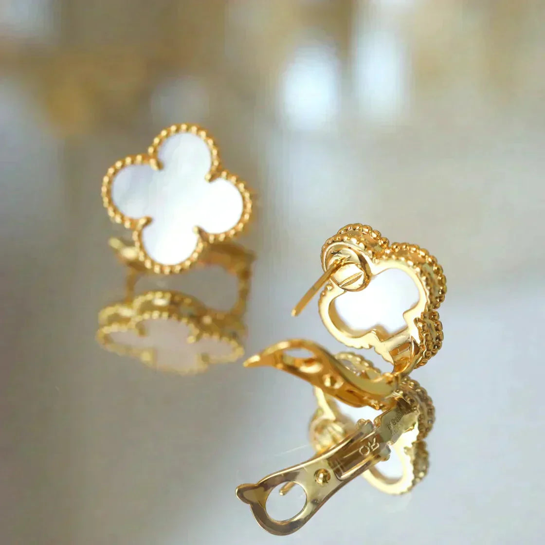[Glimmer]CLOVER MEDIUM 1 MOTIFS  WHITE MOP STUD EARRINGS