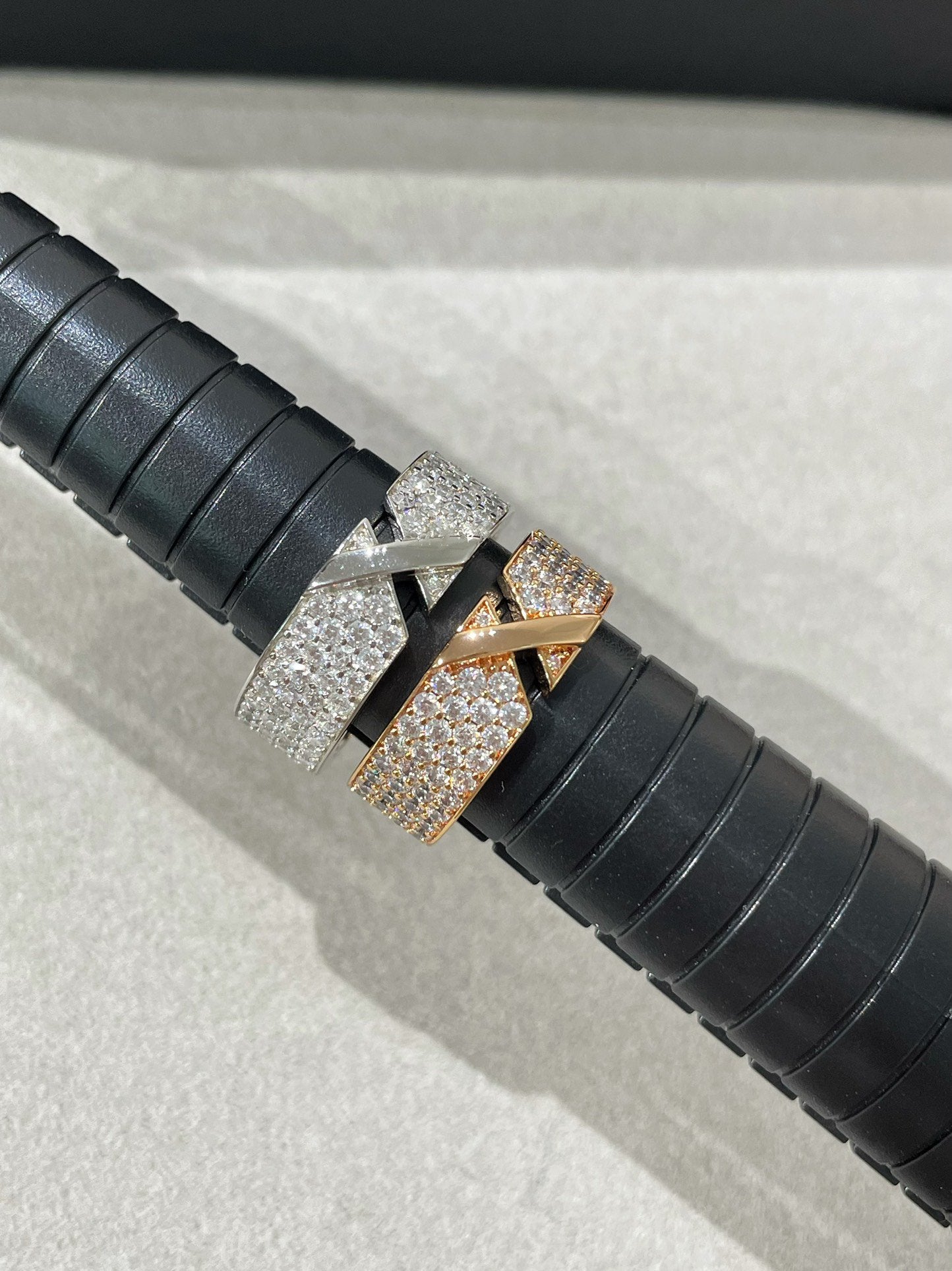 [Glimmer]LIENS EVIDENCE  DIAMOND PAVED RING
