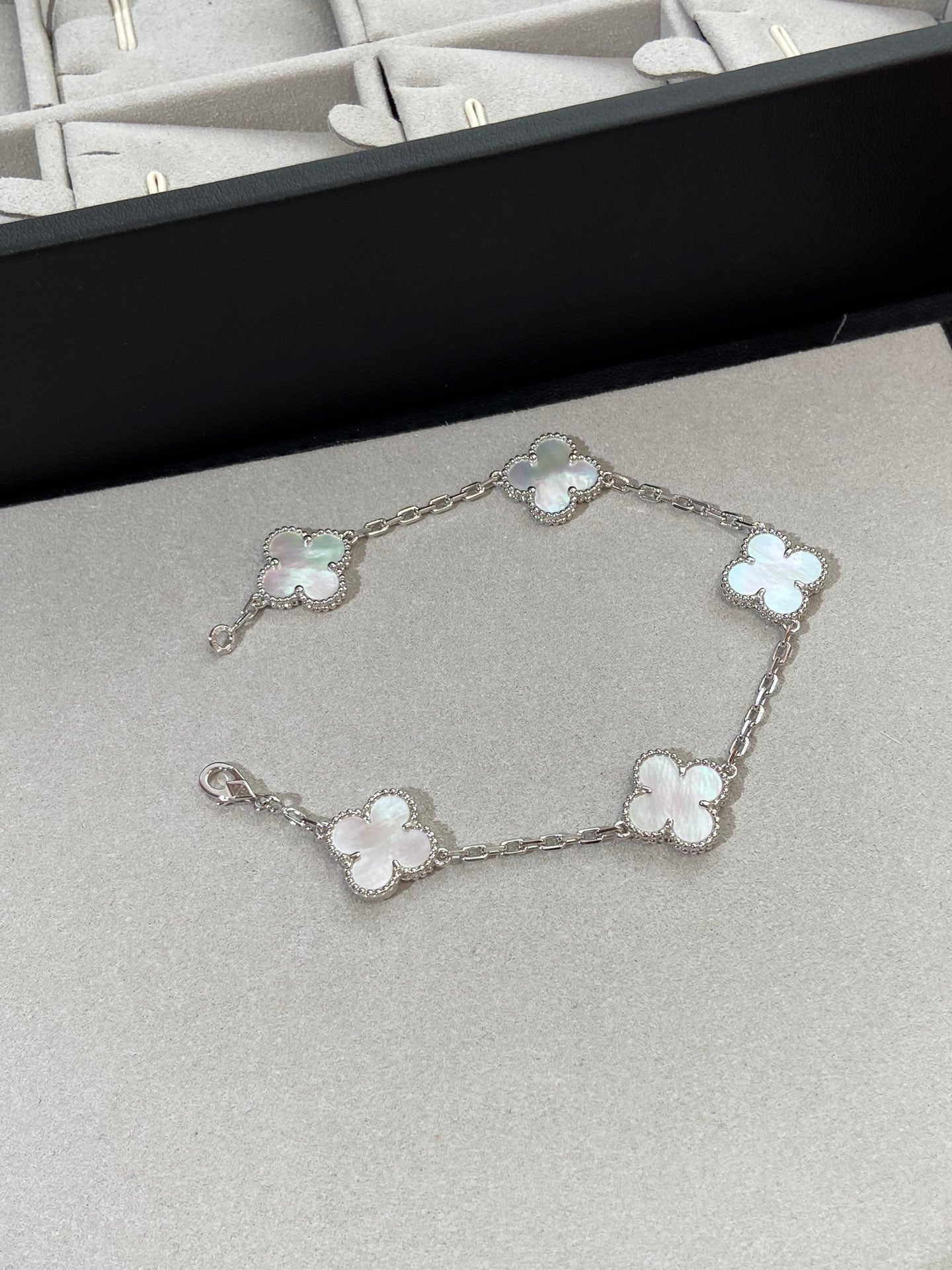 [Glimmer]CLOVER WHITE PEARL MOP 5 MOTIF BRACELET COLLECTION