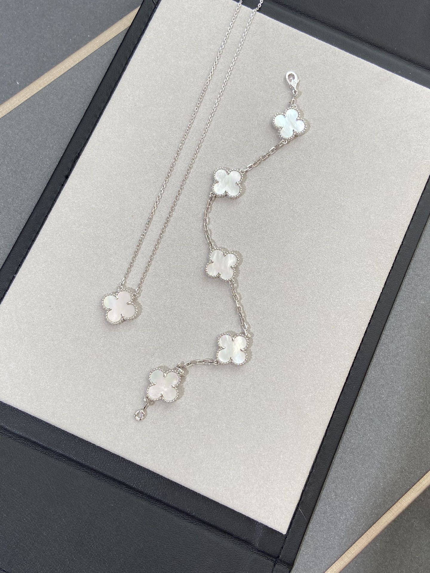 [Glimmer]CLOVER WHITE PEARL MOP 5 MOTIF BRACELET COLLECTION