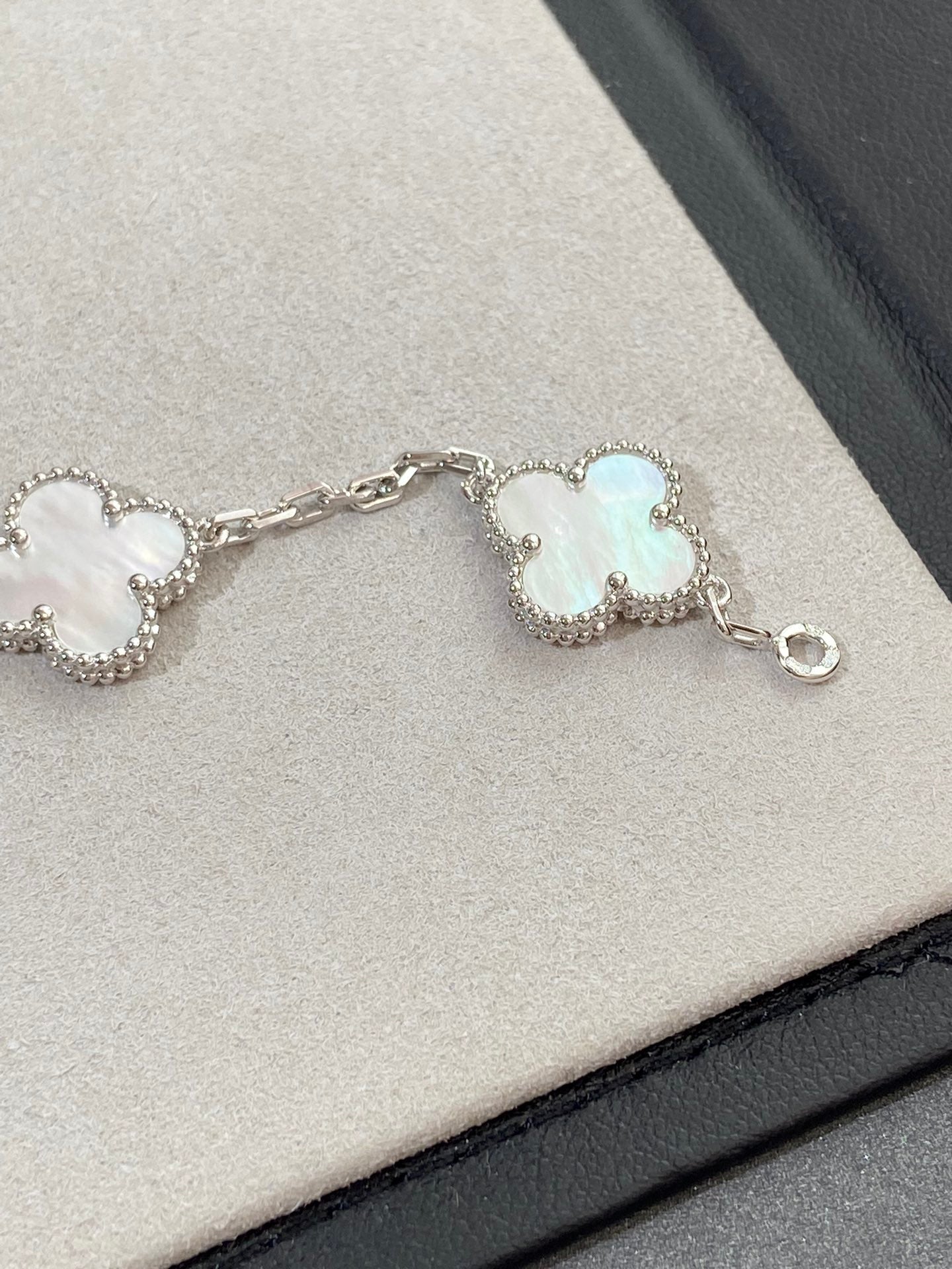 [Glimmer]CLOVER WHITE PEARL MOP 5 MOTIF BRACELET COLLECTION
