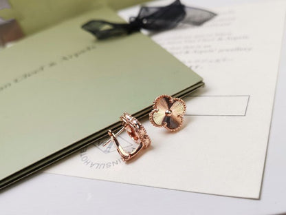 [Glimmer] CLOVER MEDIUM STUD EARRINGS