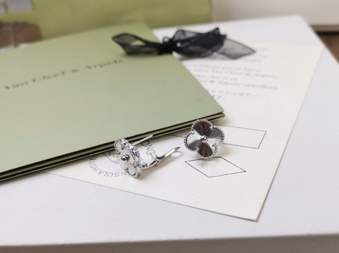 [Glimmer] CLOVER MEDIUM STUD EARRINGS