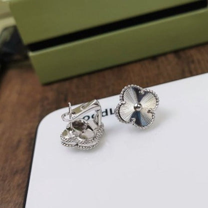 [Glimmer] CLOVER MEDIUM STUD EARRINGS