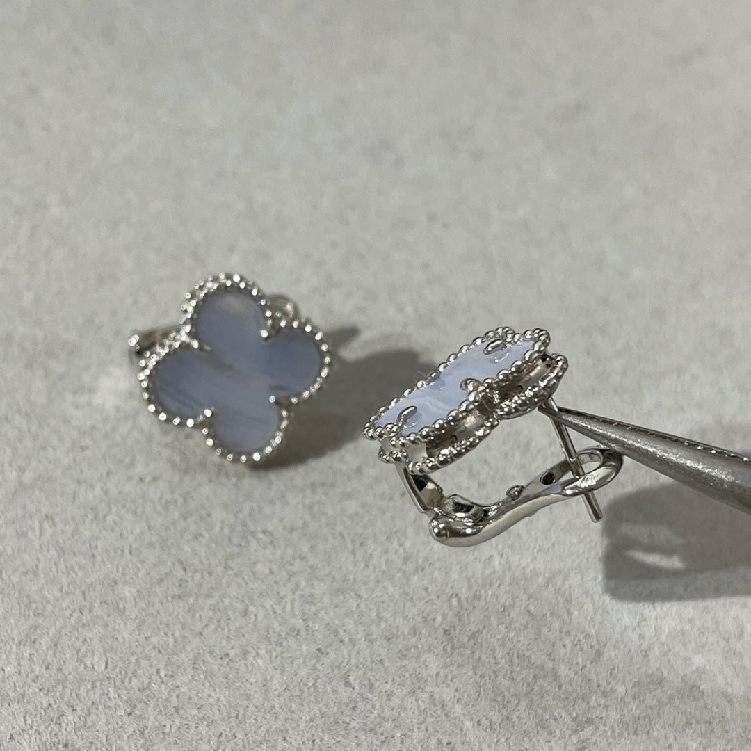 [グリマー]クローバーカルセドニーシルバースタッドピアス