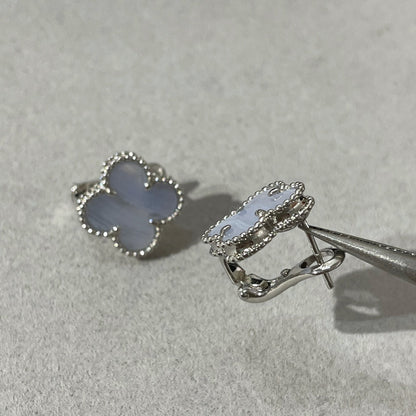 [グリマー]クローバーカルセドニーシルバースタッドピアス