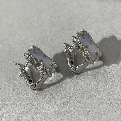 [グリマー]クローバーカルセドニーシルバースタッドピアス