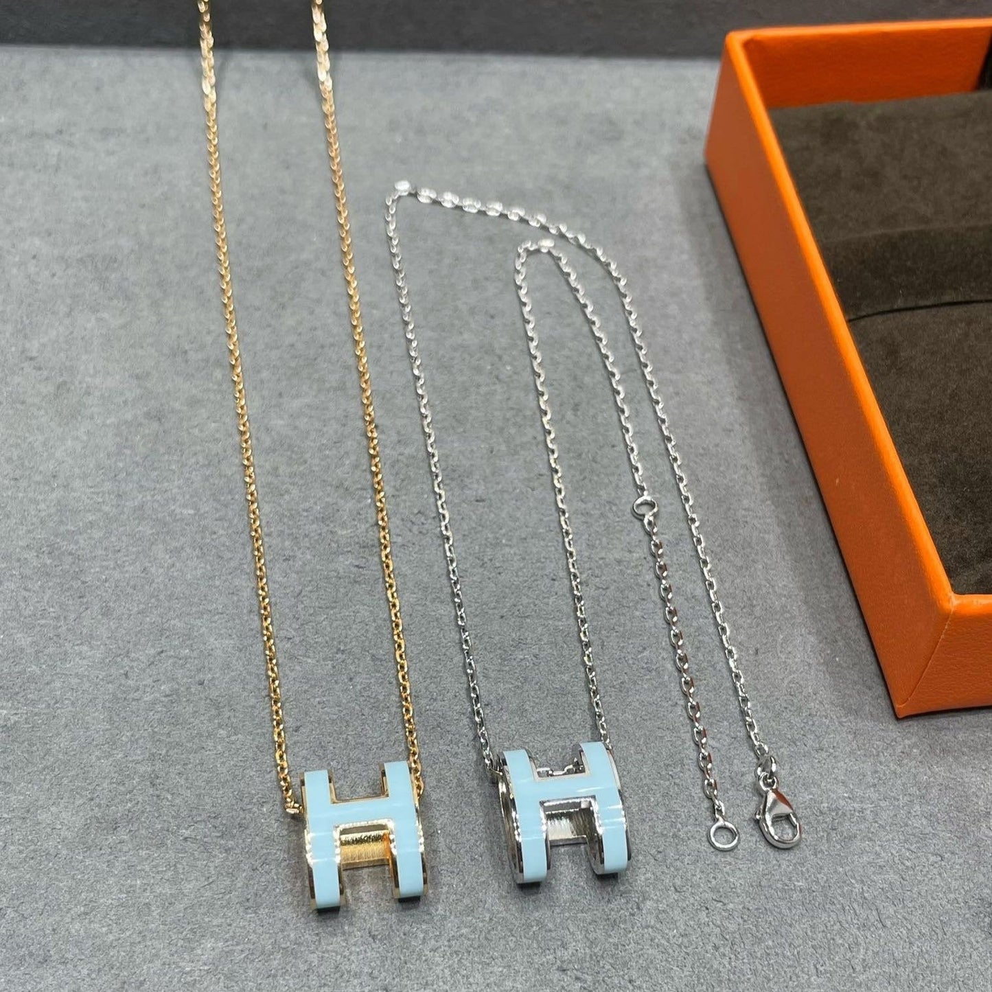 [Glimmer]POP H SKY BLUE NECKLACE