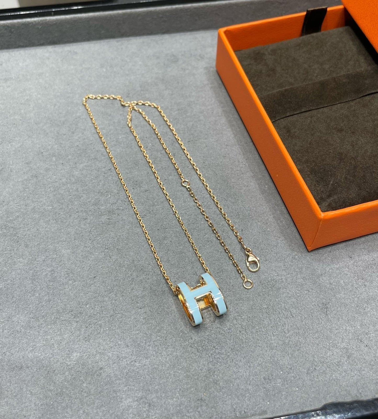 [Glimmer]POP H SKY BLUE NECKLACE