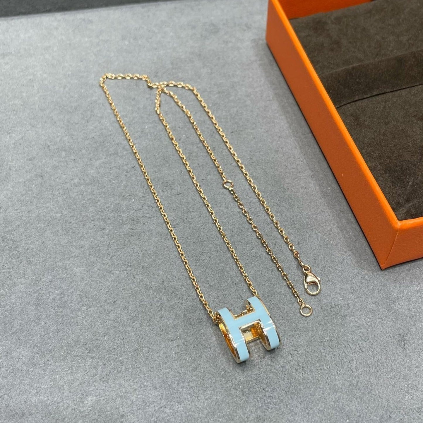 [Glimmer]POP H SKY BLUE NECKLACE