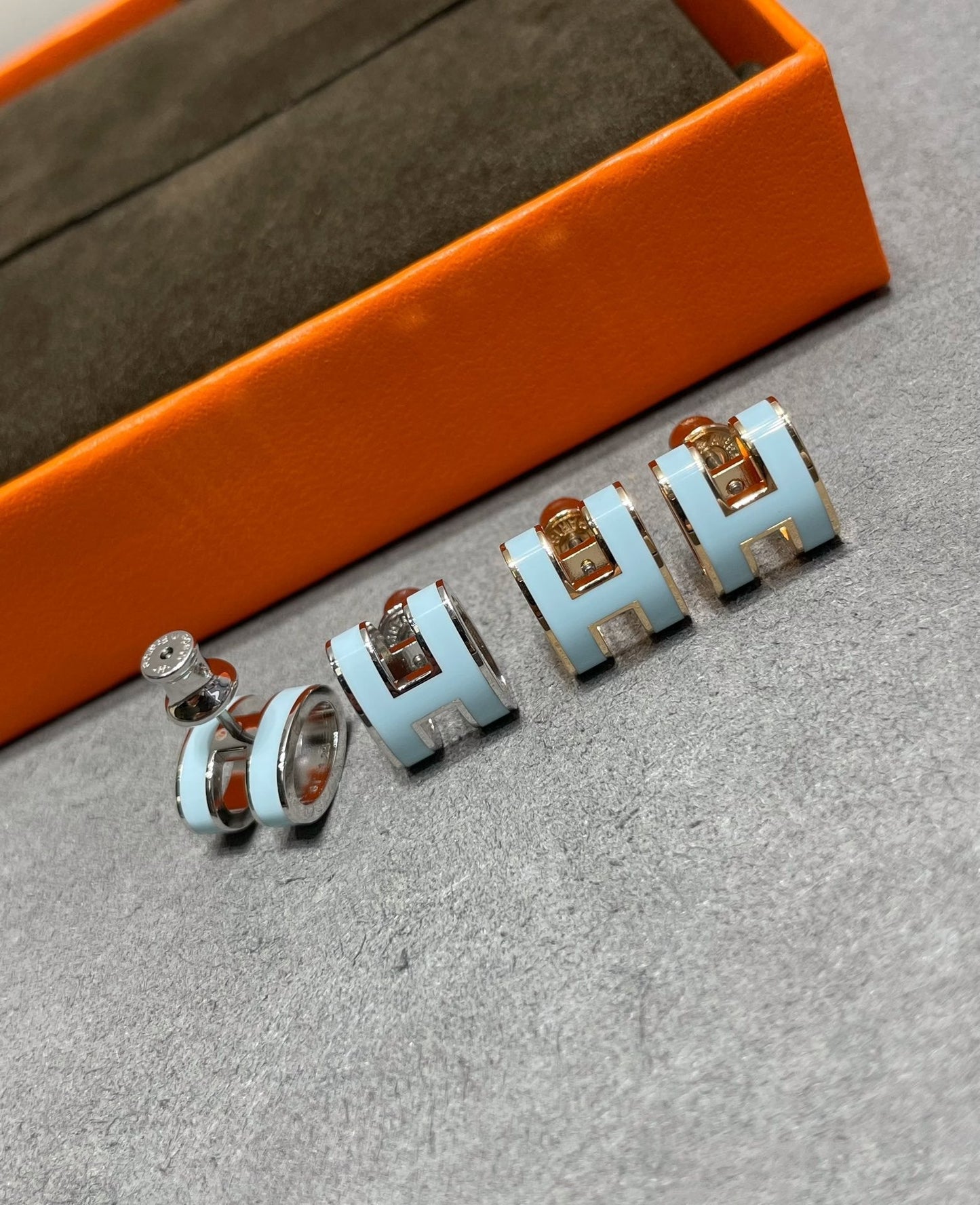 [Glimmer]ポップ H スカイブルースタッドピアス
