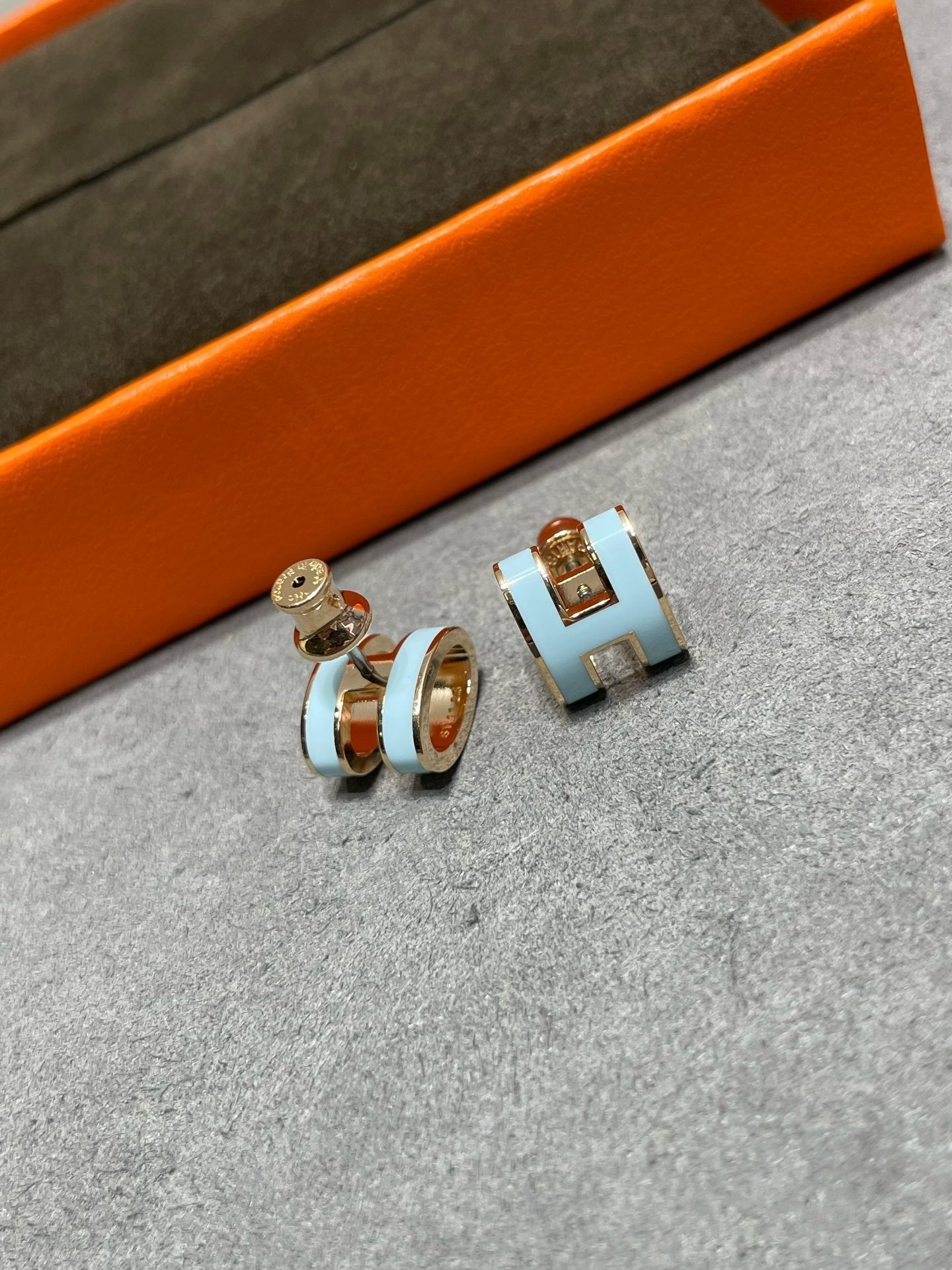 [Glimmer]ポップ H スカイブルースタッドピアス
