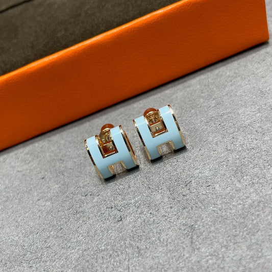 [Glimmer]POP H SKY BLUE STUD EARRINGS