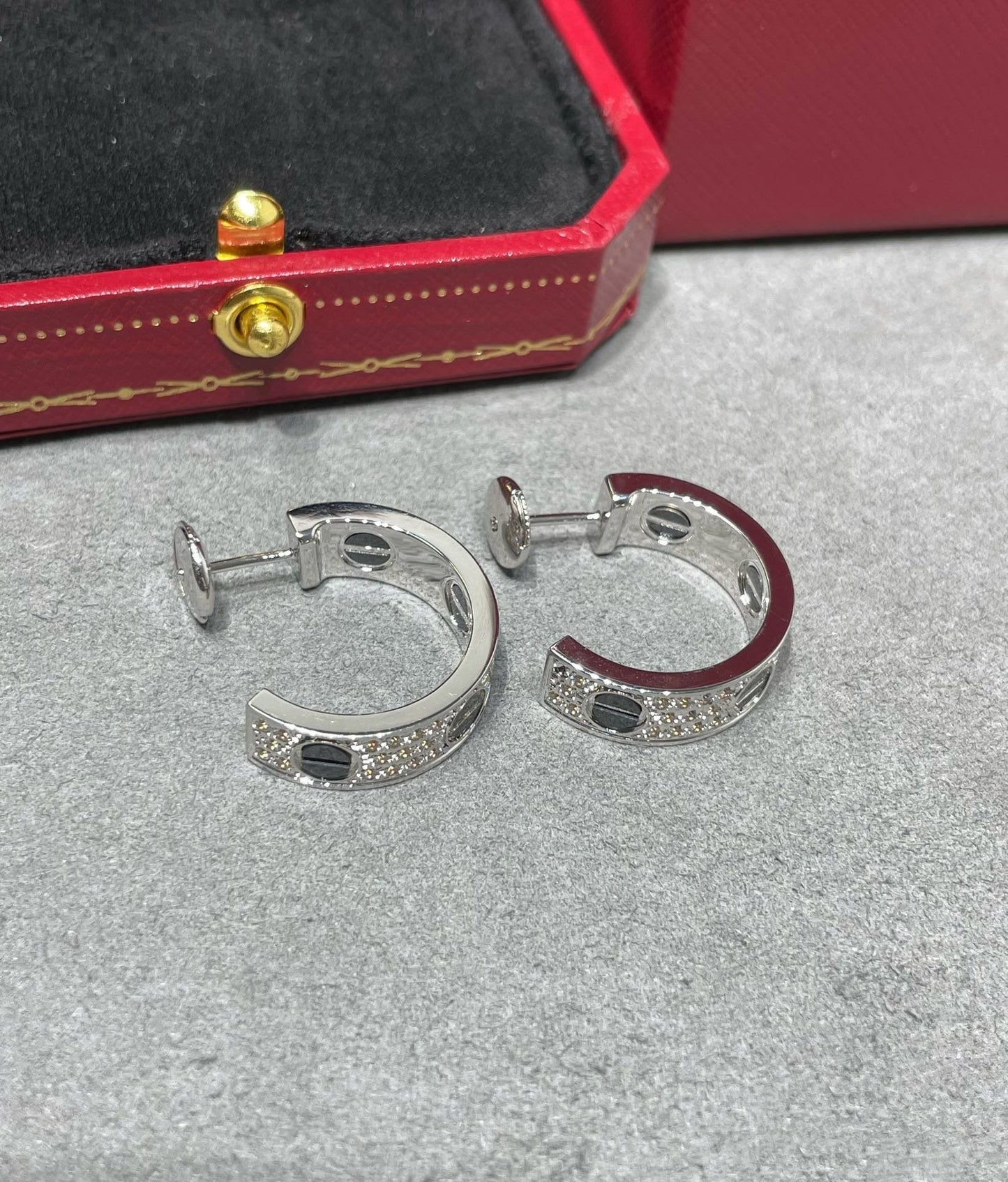 [Glimmer]LOVE CERAMIC DIAMOND PAVED SILVER EARRINGS