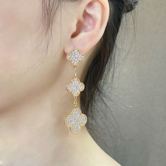 [Glimmer]CLOVER 3 MOTIFS DIAMOND PAVED Glimmer GOLD EARRINGS