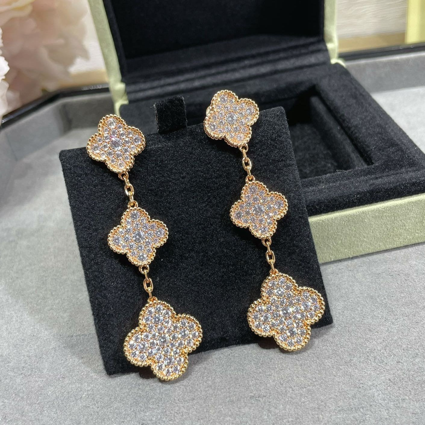 [Glimmer]CLOVER 3 MOTIFS DIAMOND PAVED Glimmer GOLD EARRINGS