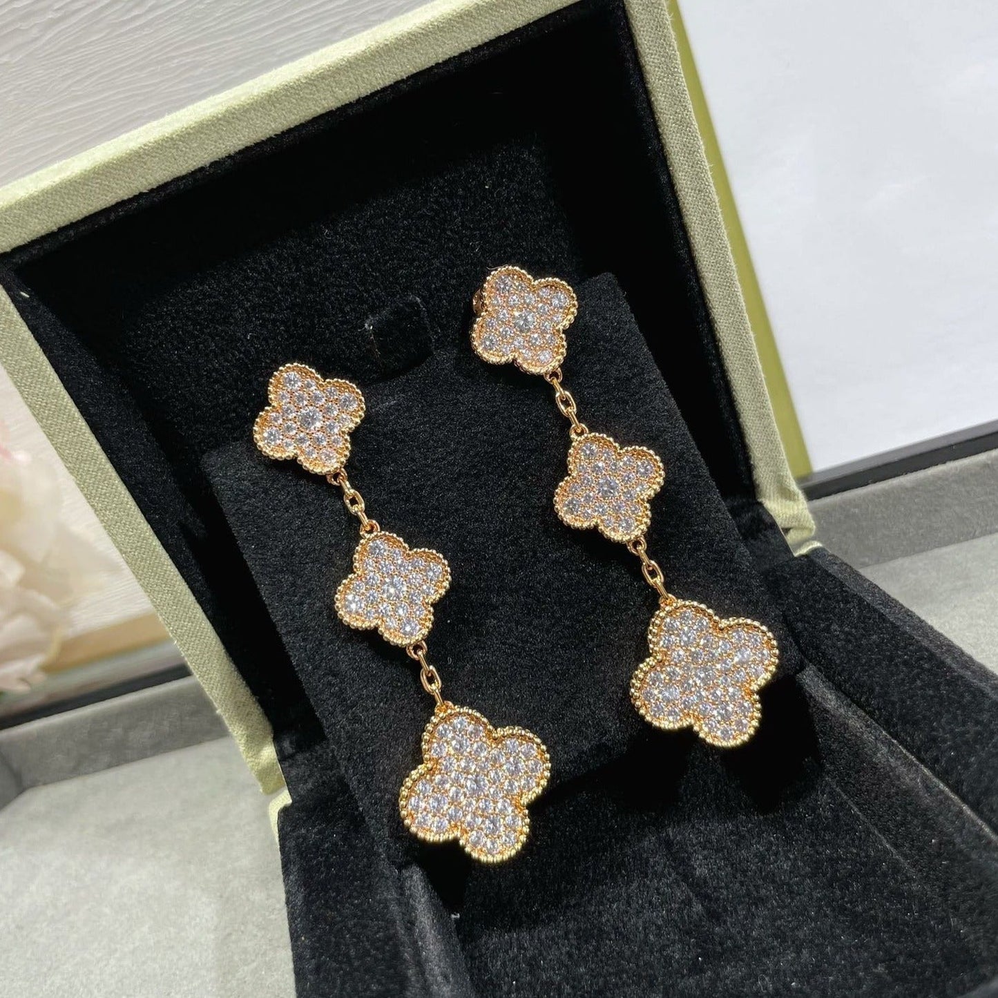 [Glimmer]CLOVER 3 MOTIFS DIAMOND PAVED Glimmer GOLD EARRINGS