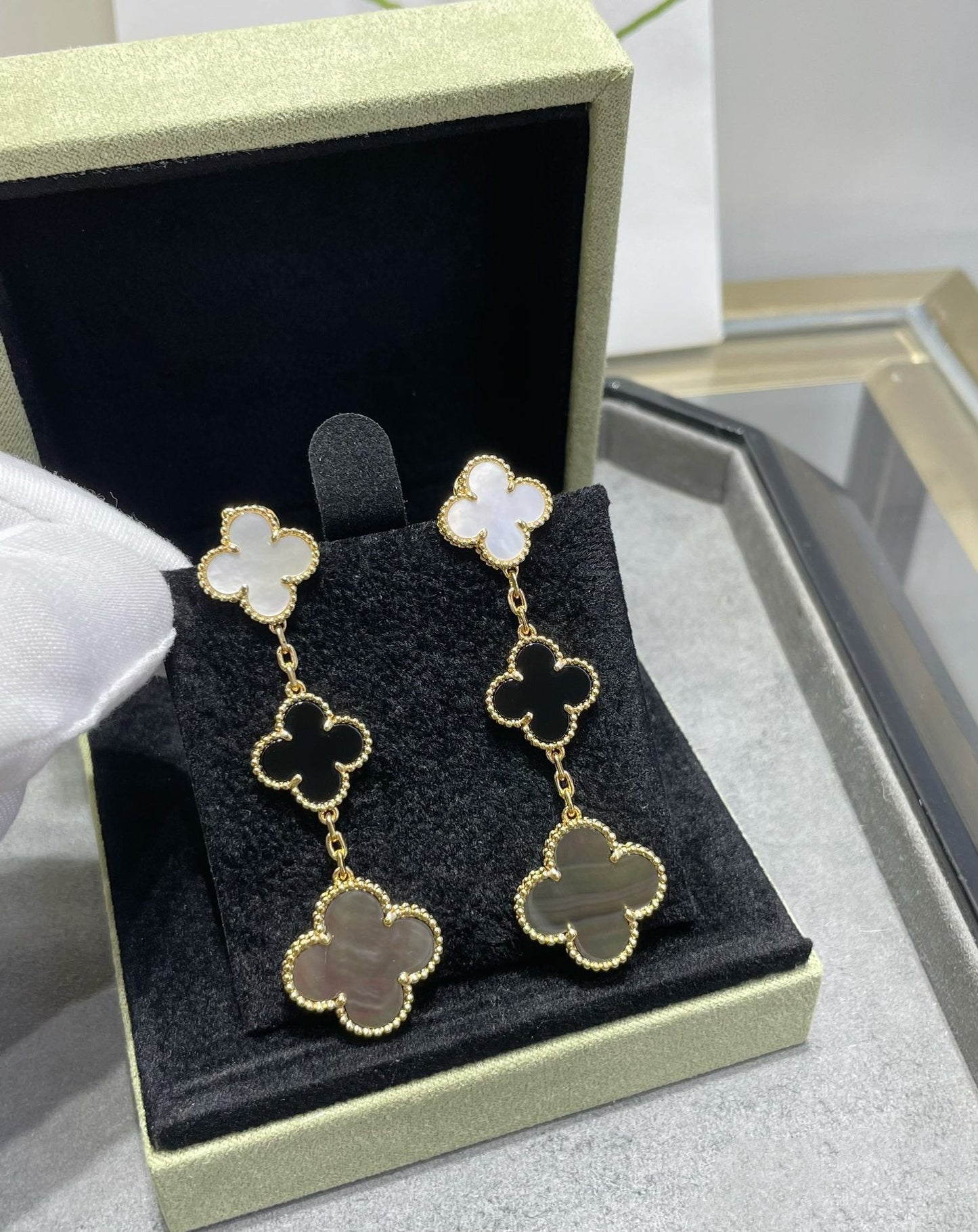 [Glimmer]CLOVER 3 MOTIF MOP ONYX DARK MOP PINK GOLD EARRINGS