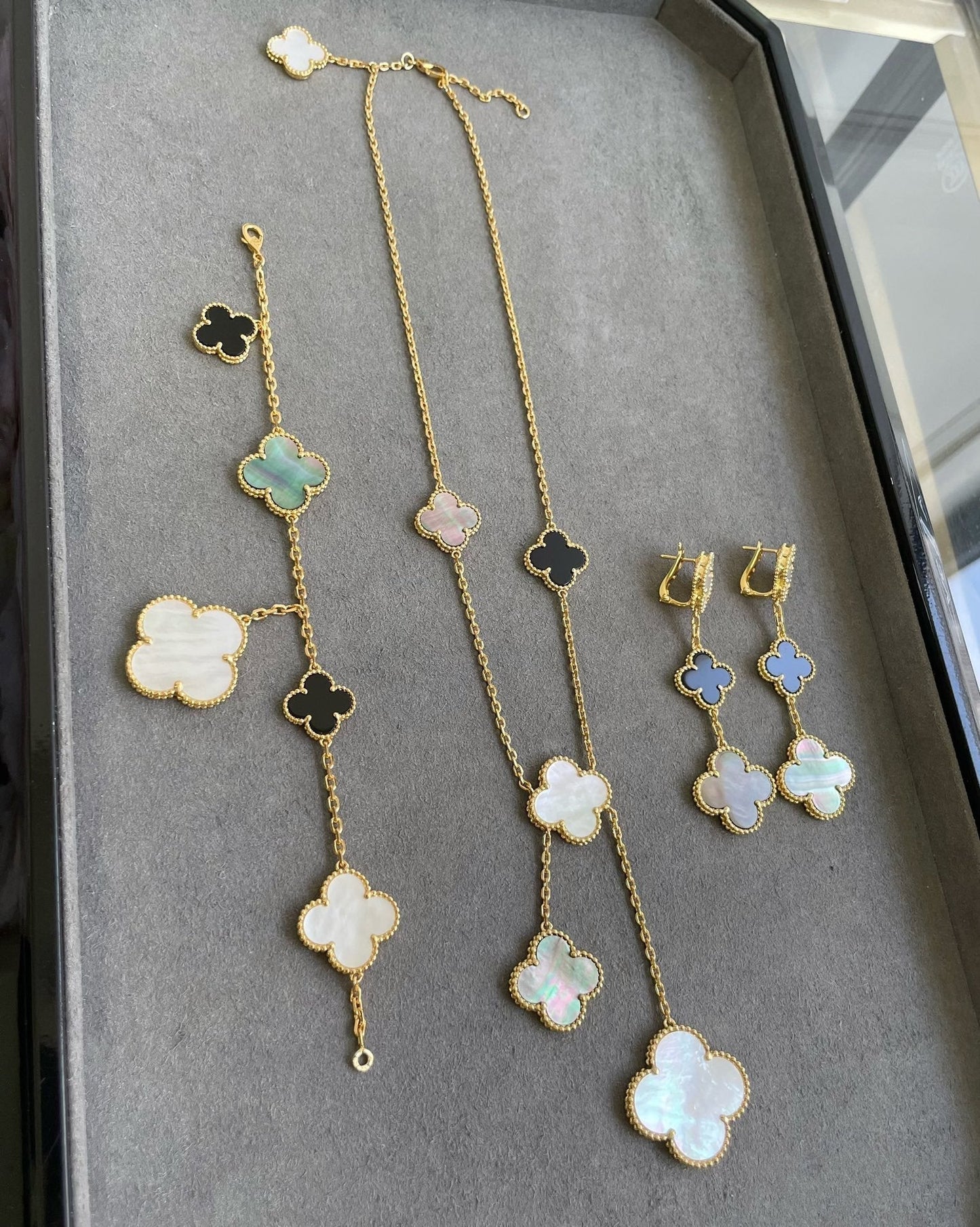 [Glimmer]CLOVER 3 MOTIF MOP ONYX DARK MOP PINK GOLD EARRINGS