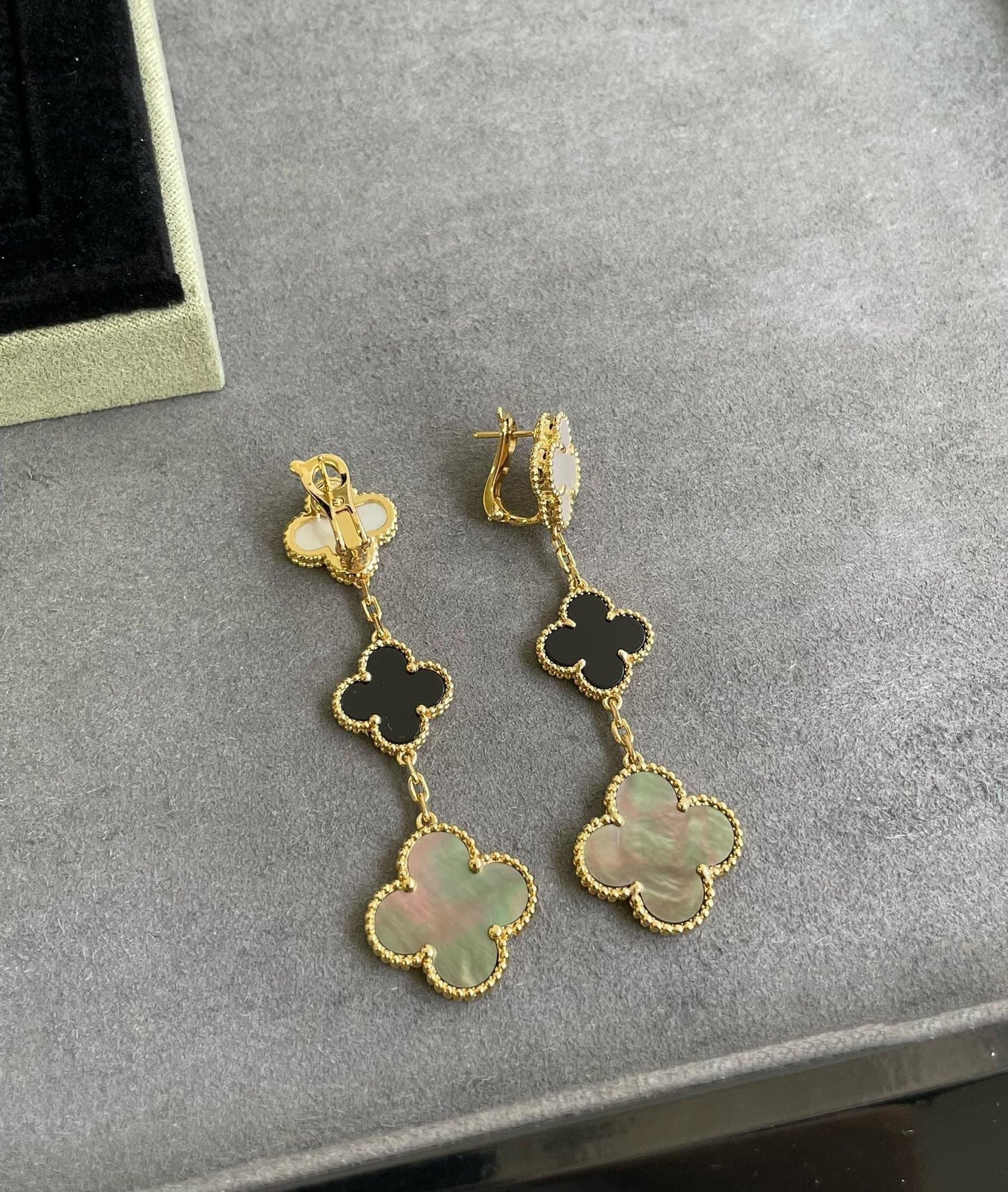 [Glimmer]CLOVER 3 MOTIF MOP ONYX DARK MOP PINK GOLD EARRINGS