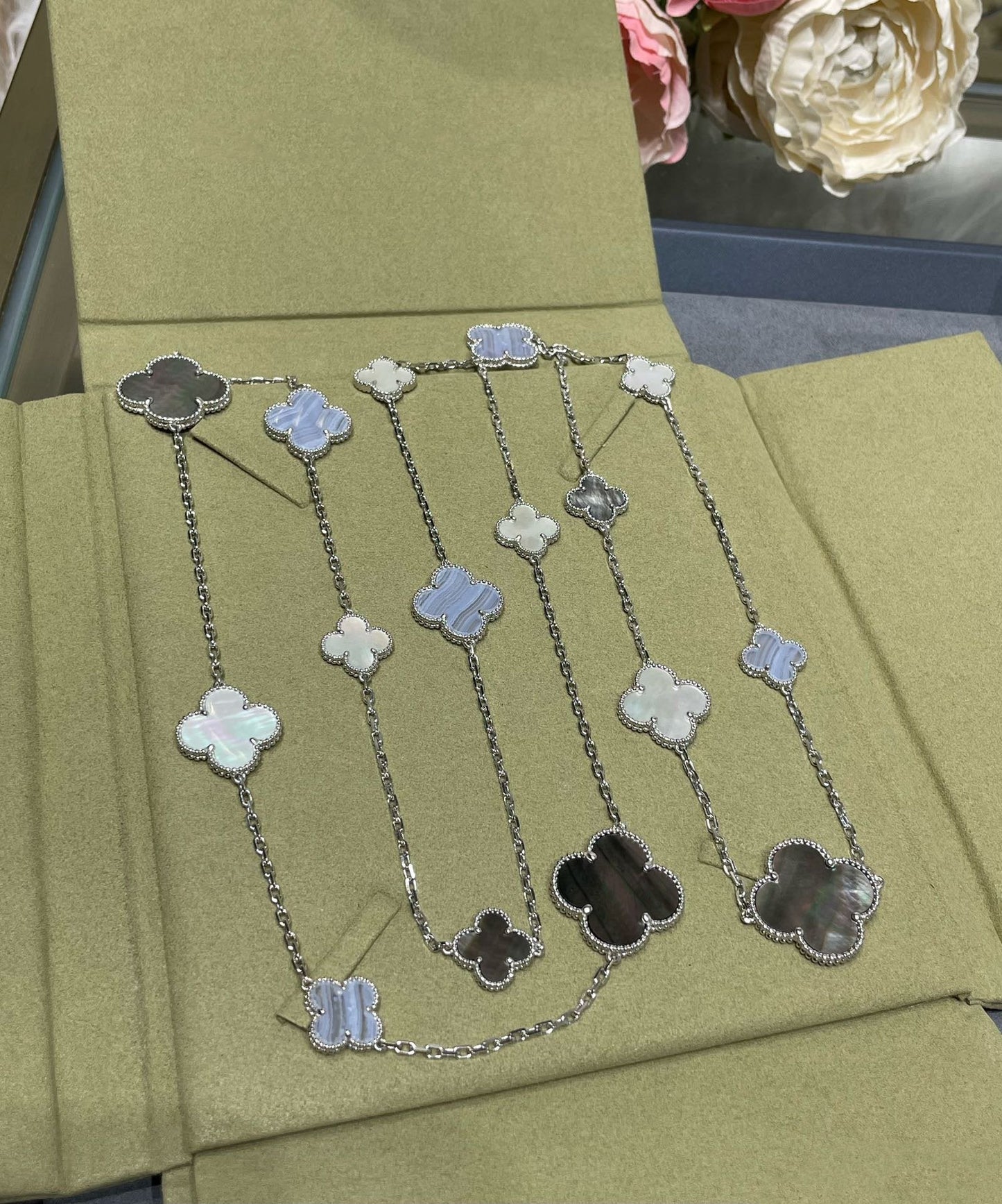 [Glimmer]クローバー 16モチーフ カルセドニー マザーオブパール シルバーネックレス