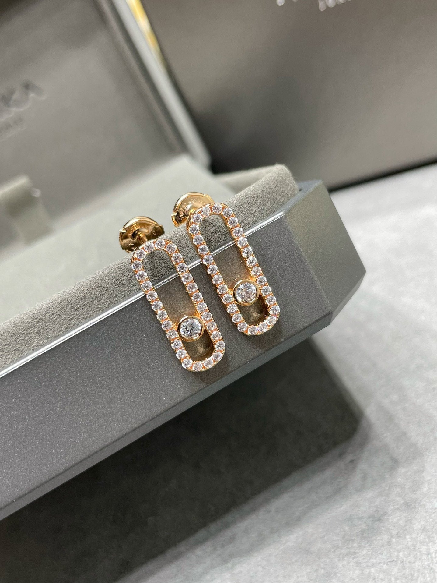 [Glimmer]MOVE UNO STUD DIAMOND PAVED EARRINGS