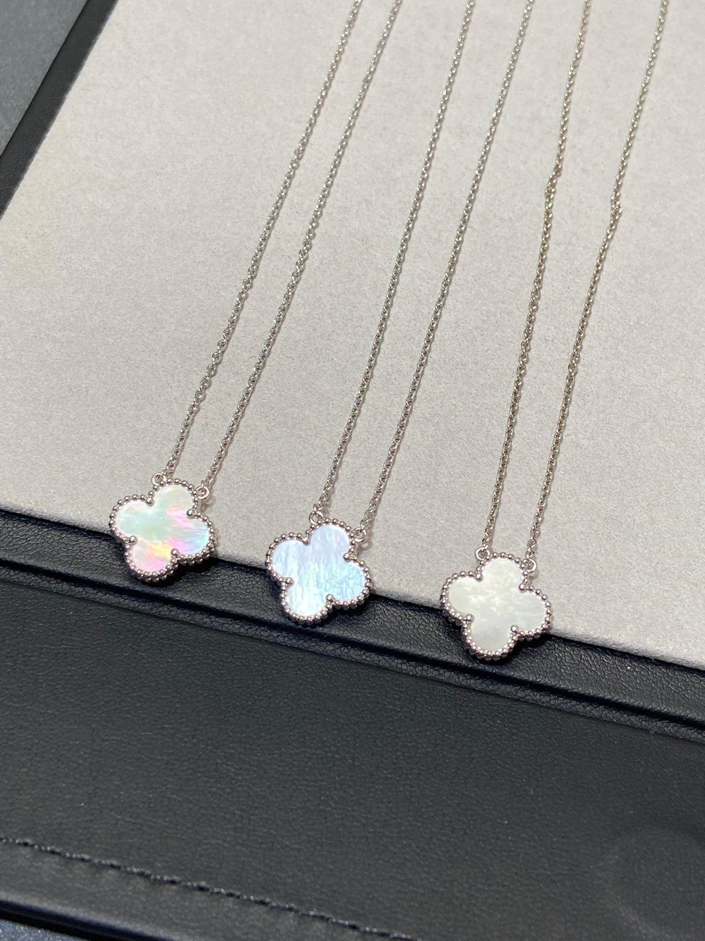 [Glimmer]クローバーミディアムシルバーホワイトMOPネックレス