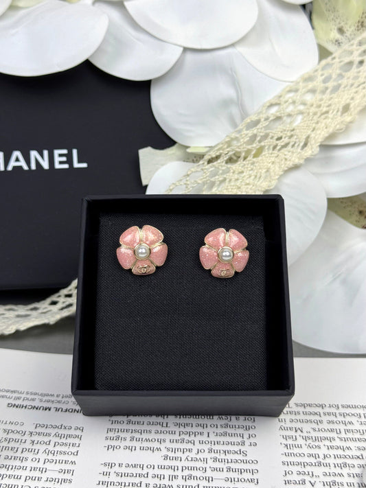 [Glimmer]26C Pink Camellia Pearl Enamel Stud Earrings