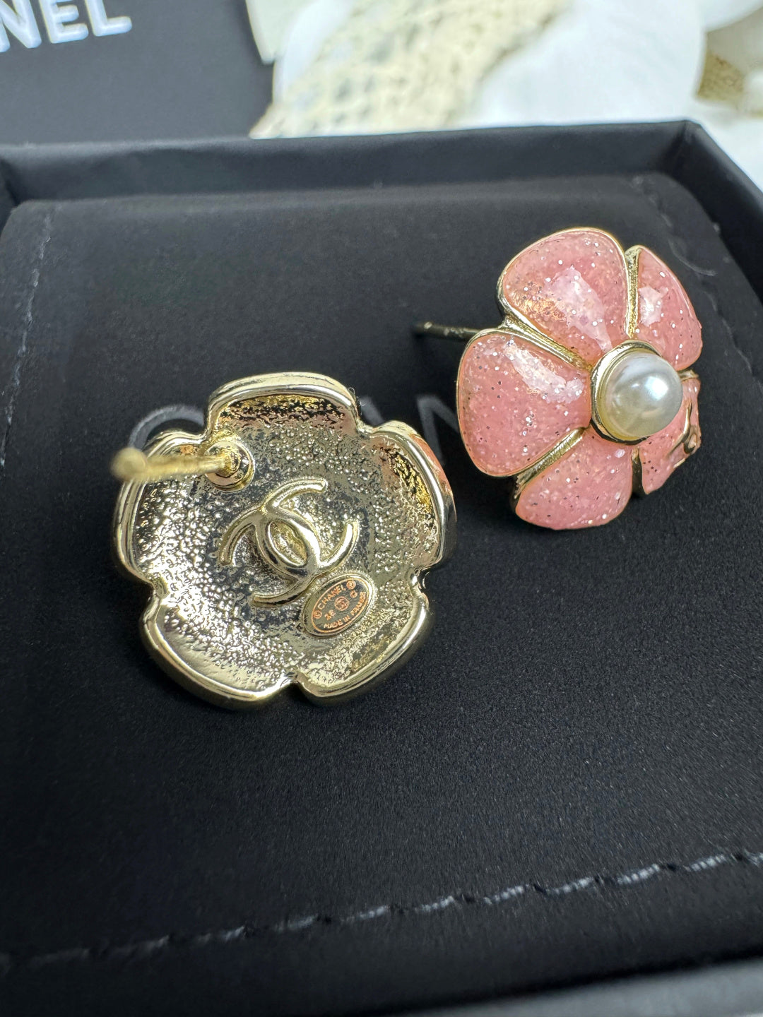 [Glimmer]26C ピンクカメリアパールエナメルスタッドピアス