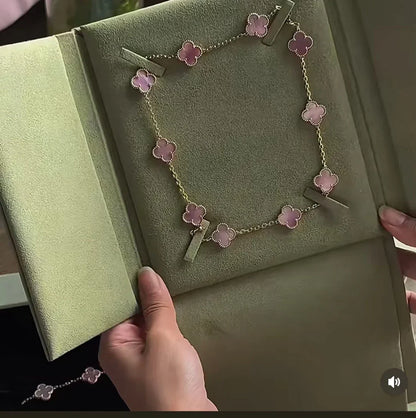 [Glimmer Jewellery] ピンクのネックレス（10連クローバー）