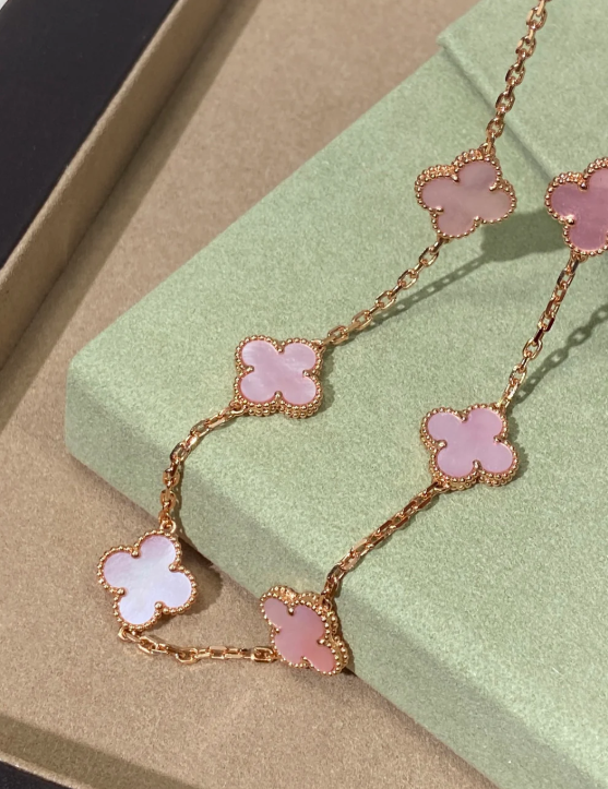 [Glimmer Jewellery] ピンクのネックレス（10連クローバー）