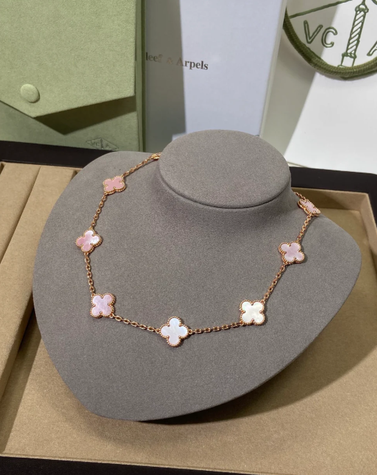 [Glimmer Jewellery] ピンクのネックレス（10連クローバー）
