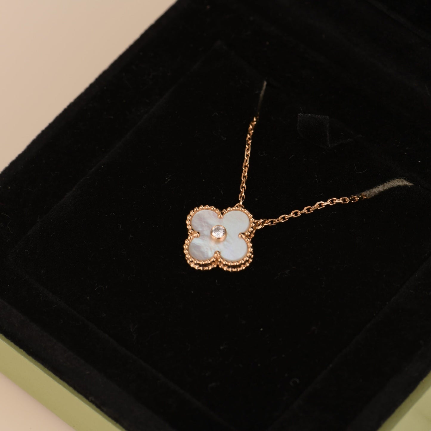[Glimmer]CLOVER 15MM DIAMOND WHITE FRITILLARIA NECKLACE