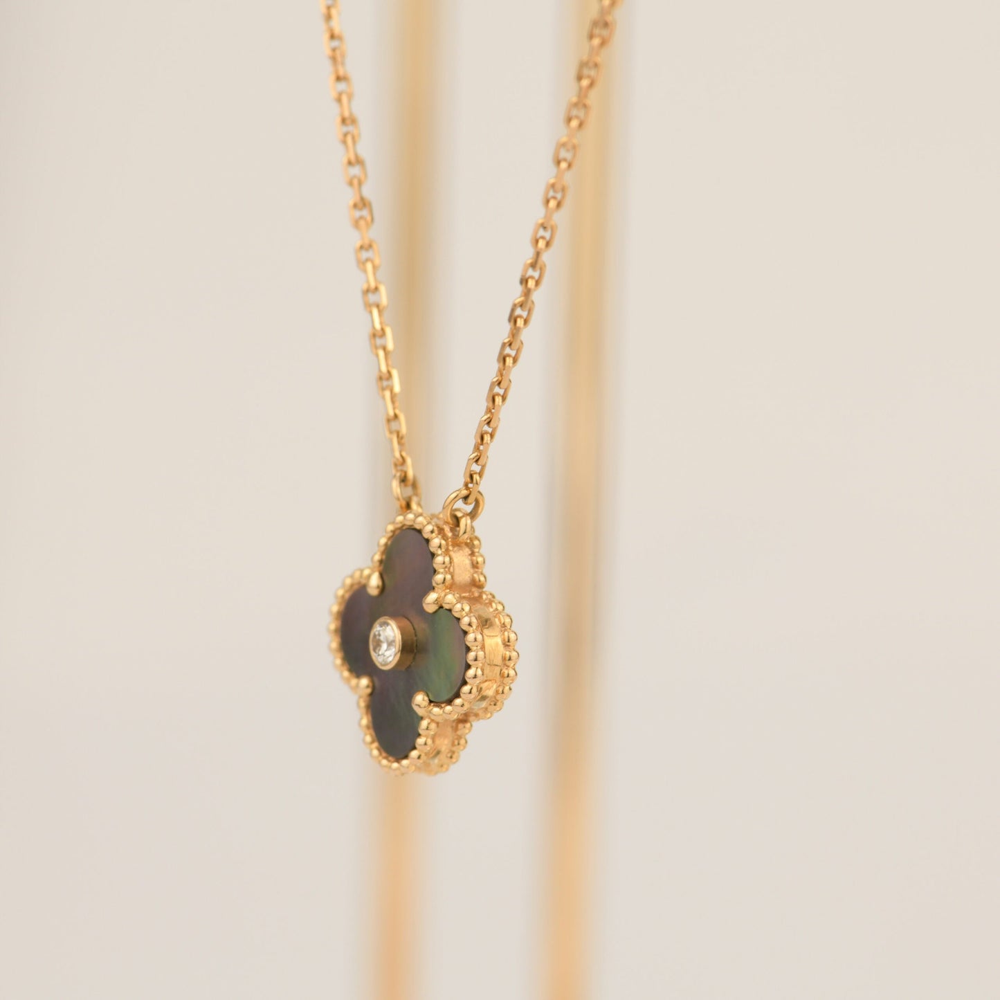 [Glimmer]CLOVER 15MM DIAMOND AND MOTHER-OF-GREY NECKLACE