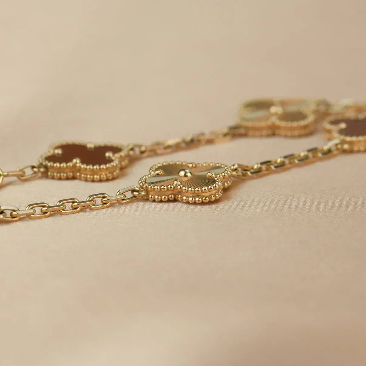 [Glimmer] CLOVER 5 MOTIF RED CORNELIAN BRACELET COLLECTION